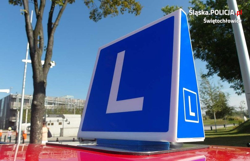 Policjant z wizytą u przyszłych kierowców