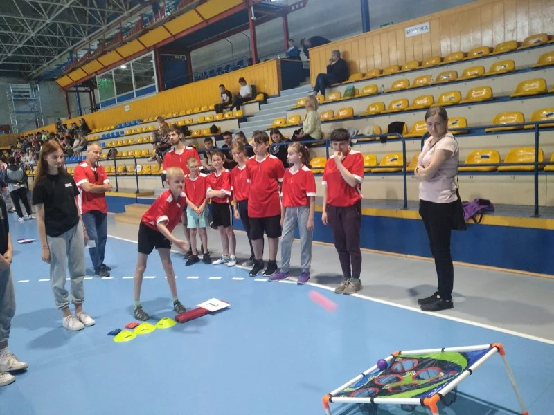 Sportowo, na wesoło! Uczniowie z SPS10 wzięli udział w międzyszkolnych zawodach