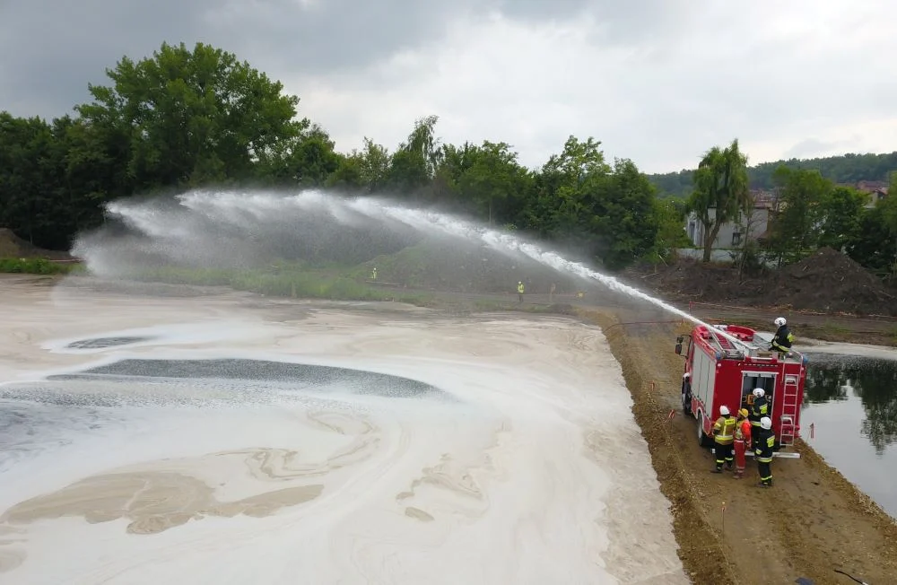 Rozpoczęto bioremediację stawu Kalina. Na czym polega ten proces?