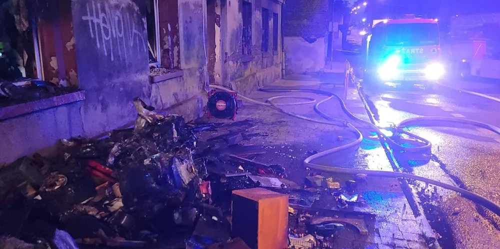 Nocny pożar przy ul. Szkolnej. Mieszkanie spłonęło doszczętnie!