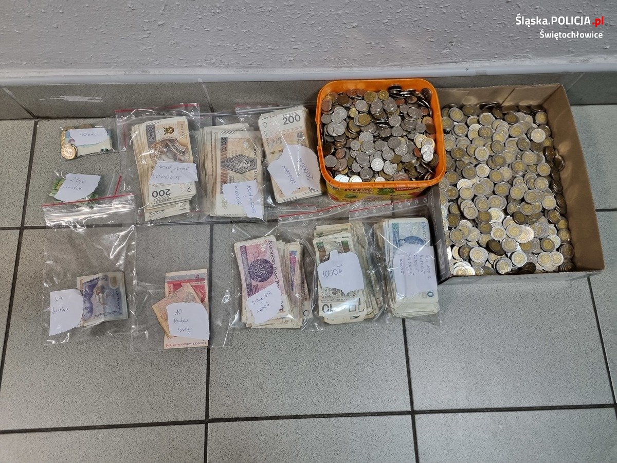 41-latek zatrzymany ze znaczną ilością narkotyków, wyrobów tytoniowych oraz gotówki