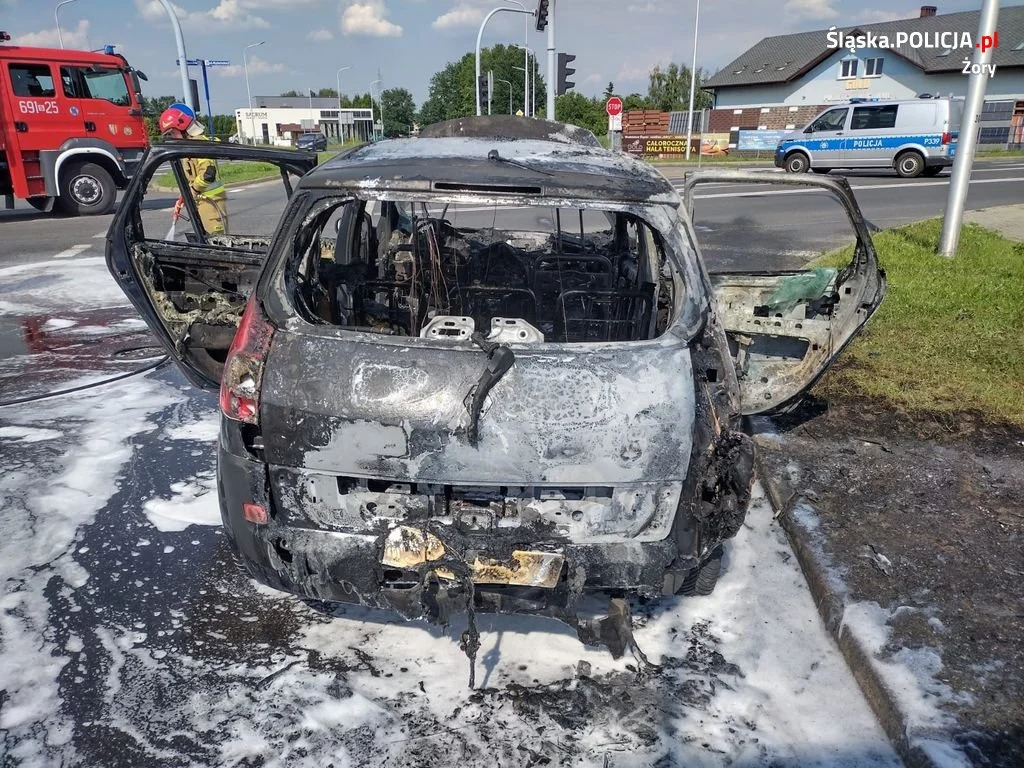 Nietypowa sytuacja na skrzyżowaniu. Samochód stanął w płomieniach!