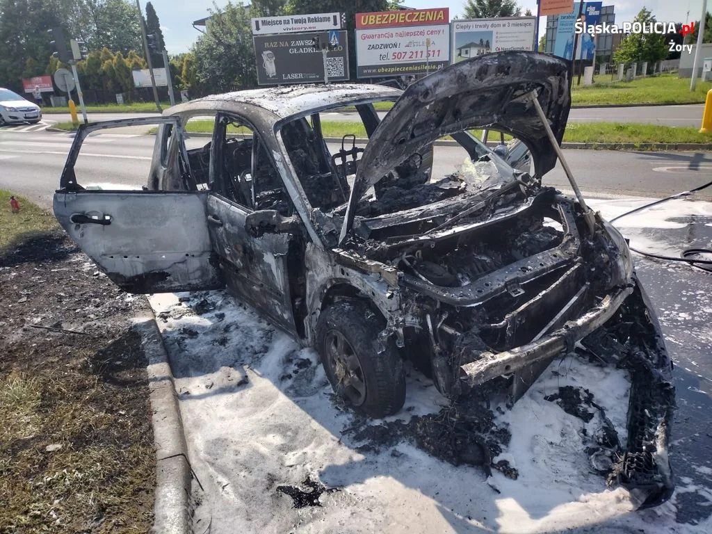 Nietypowa sytuacja na skrzyżowaniu. Samochód stanął w płomieniach!