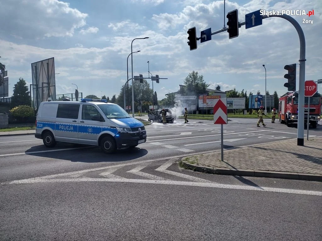 Nietypowa sytuacja na skrzyżowaniu. Samochód stanął w płomieniach!