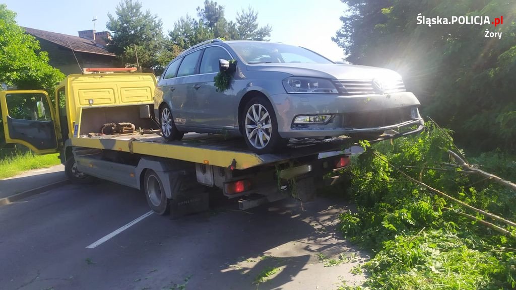 Nocna przejażdżka zakończona w przydrożnym rowie