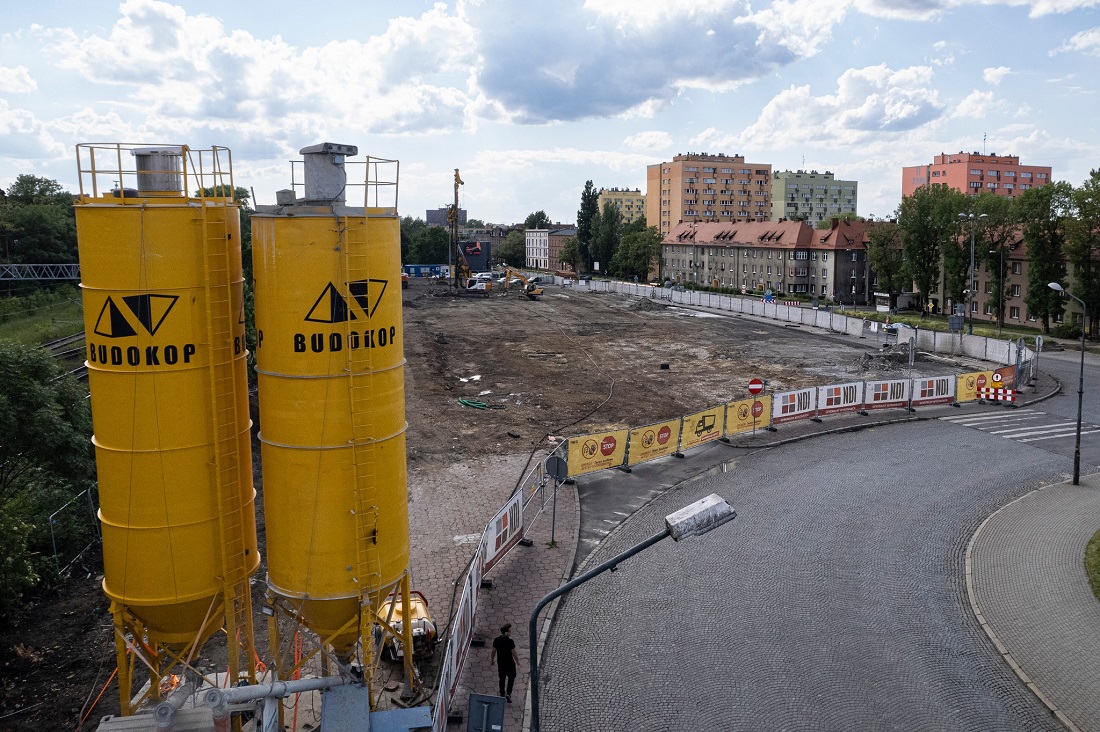 Trwa budowa centrum przesiadkowego przy ul. Goethego. Kiedy będzie gotowe?