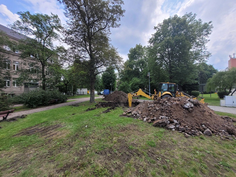 Trwa modernizacja skweru. Stanie tam pomnik prof. Zbigniewa Religi 