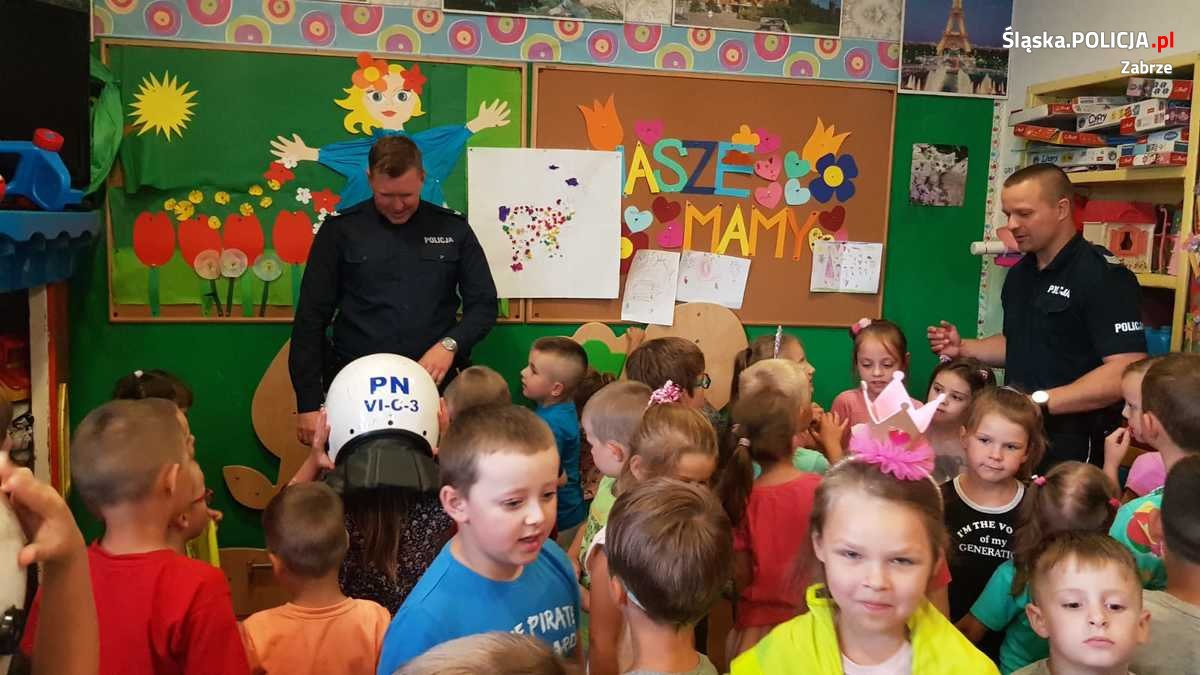 Przedwakacyjne spotkanie dzielnicowych z przedszkolakami