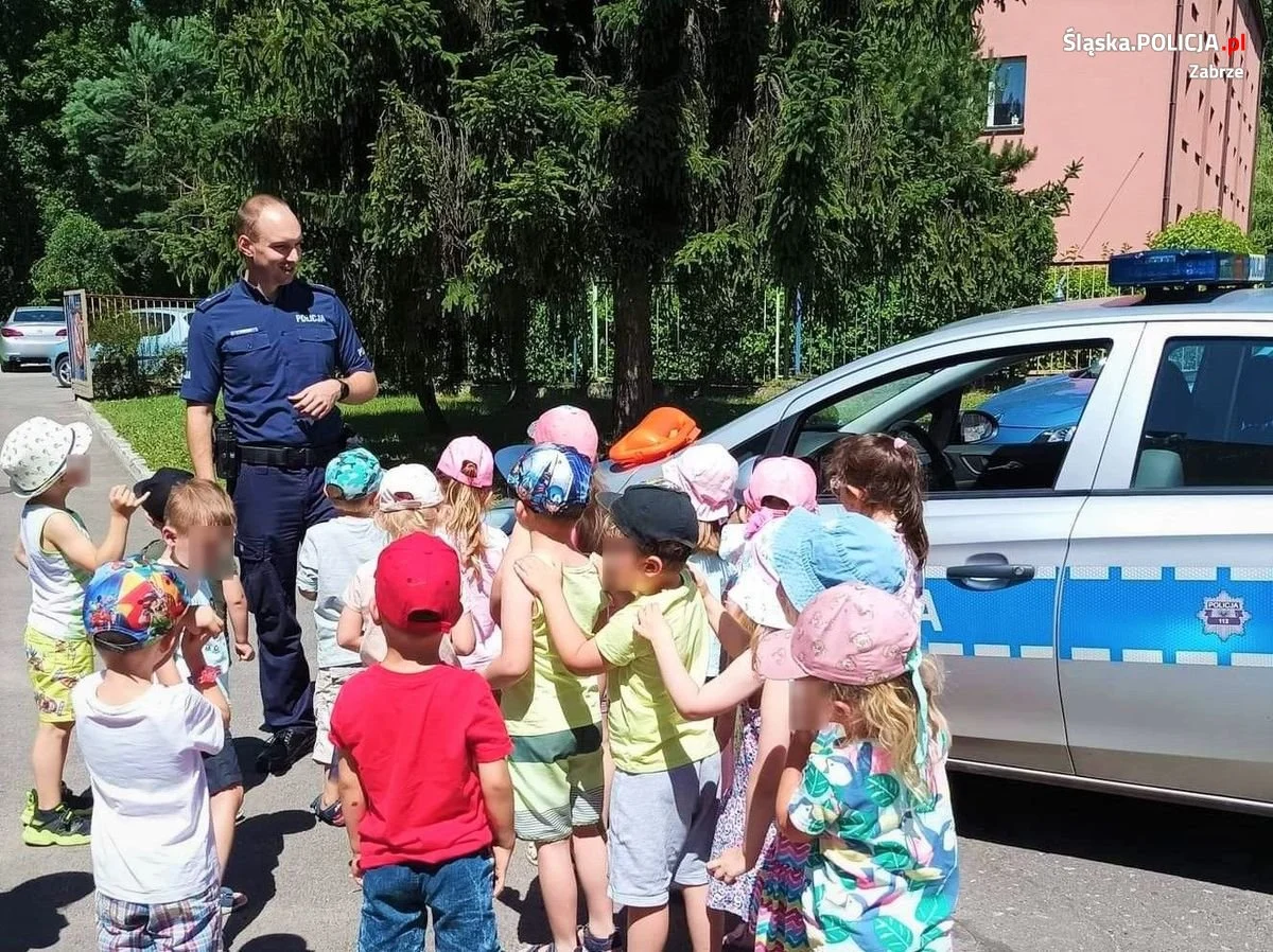 Wakacyjne spotkanie policjantów z przedszkolakami