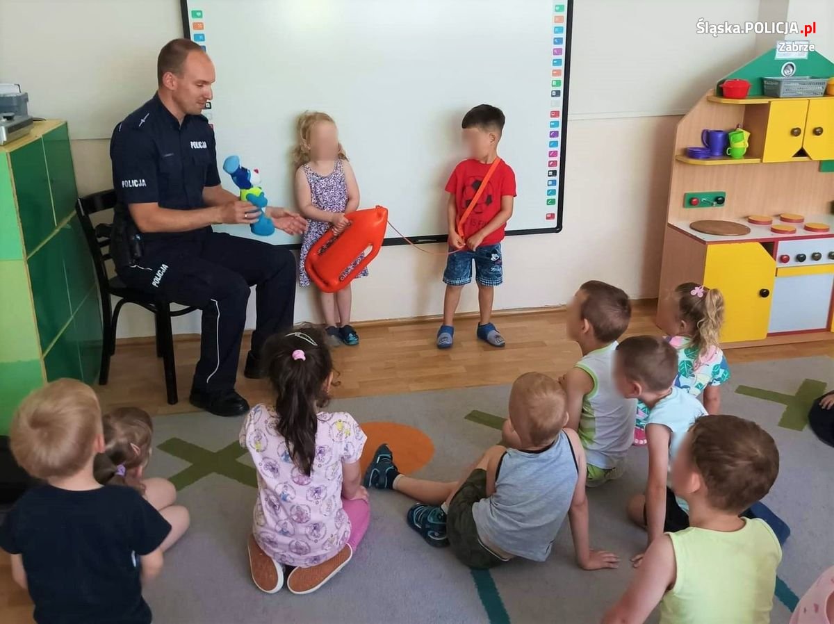 Wakacyjne spotkanie policjantów z przedszkolakami