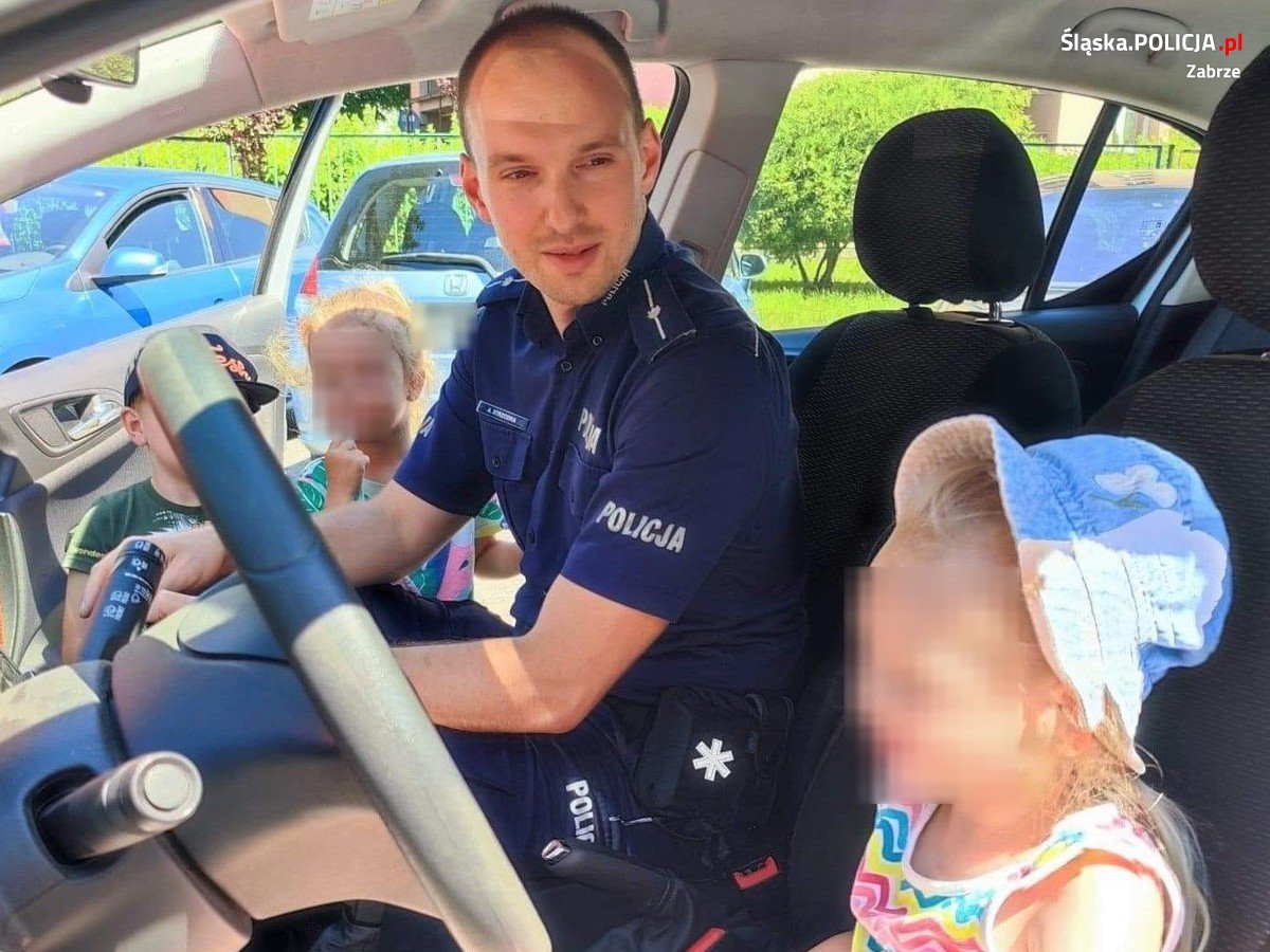 Wakacyjne spotkanie policjantów z przedszkolakami