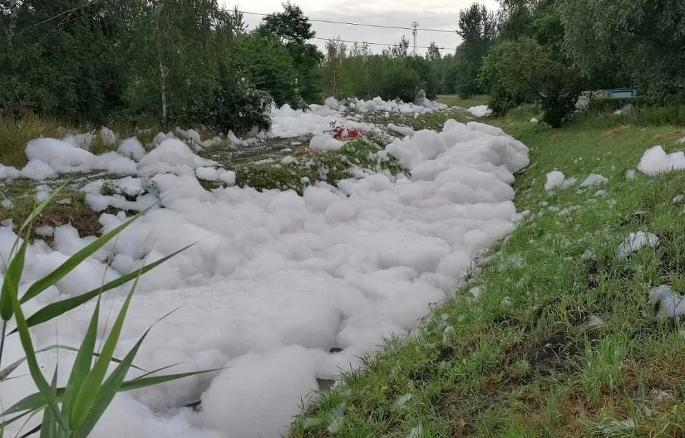 Na Potoku Bielszowickim pojawiła się piana. Skąd się wzięła i czy zagraża środowisku?