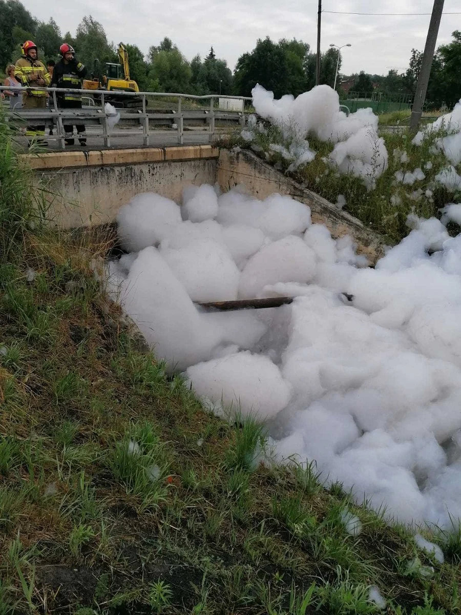 Na Potoku Bielszowickim pojawiła się piana. Skąd się wzięła i czy zagraża środowisku?