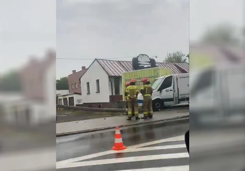 Słup oświetleniowy runął na zaparkowany samochód. Kolizja w ciągu ul. 1 Maja