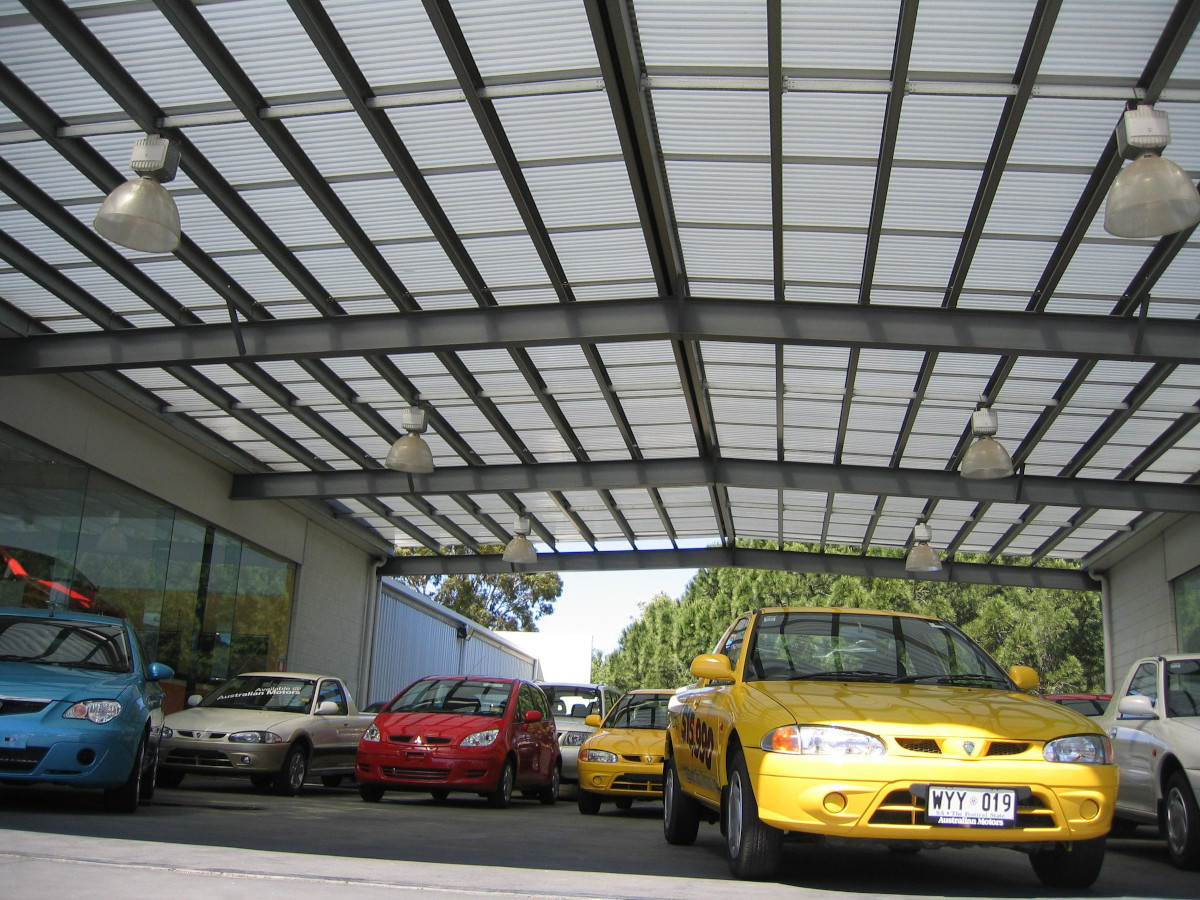 Do czego można wykorzystać poliwęglan trapezowy? Poznaj bliżej to popularne i uznane tworz