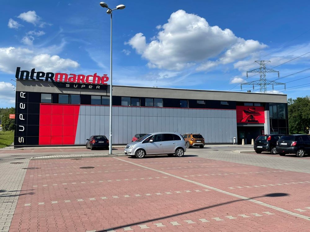 Jak obejść zakaz handlu? W markecie powstała czytelnia!