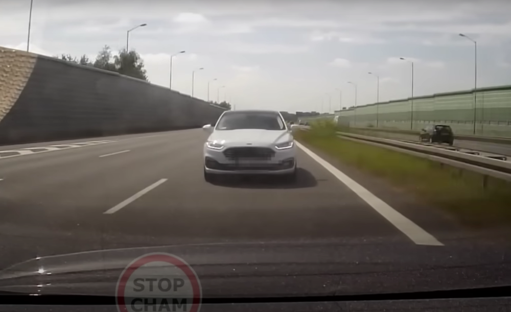 Nagrał swoje wykroczenie na A4. Kierowca spowalniał inne pojazd na lewym pasie