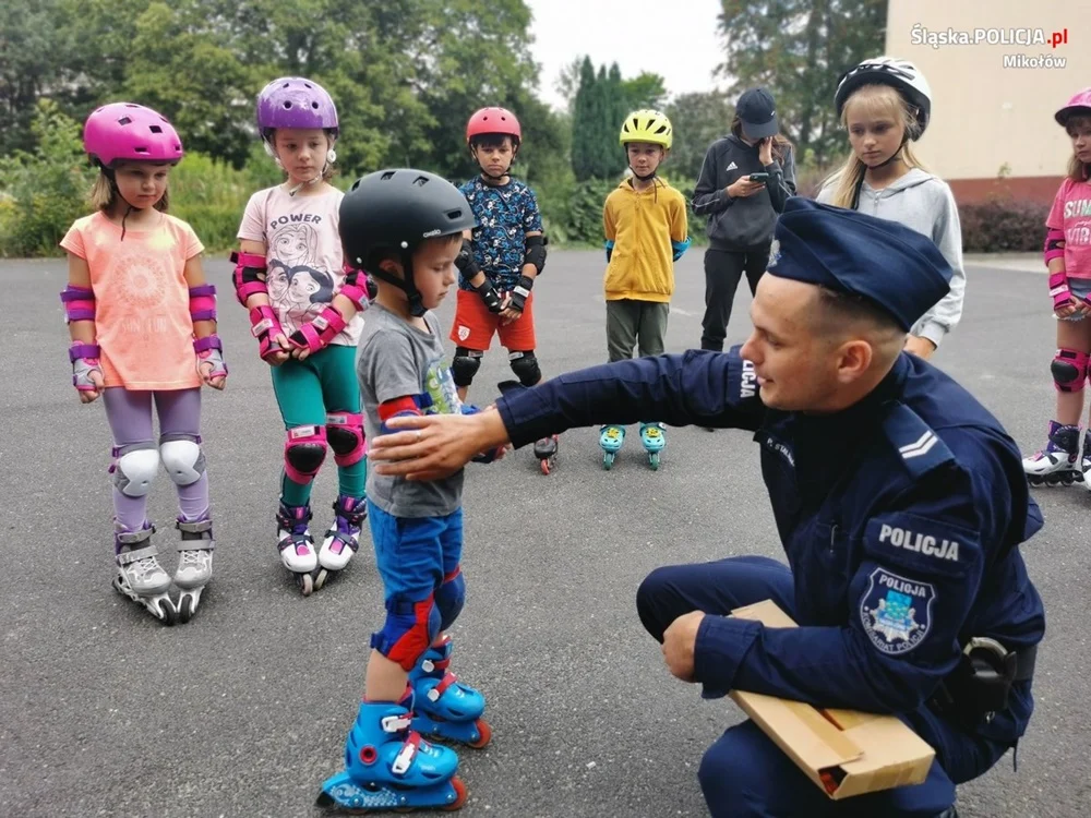 Bezpieczni i widoczni rolkarze - spotkanie mundurowych z dziećmi