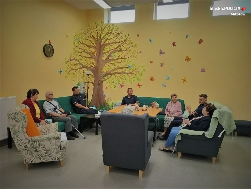 Nie daj się oszukać "na wnuczka". Dzielnicowi edukowali seniorów