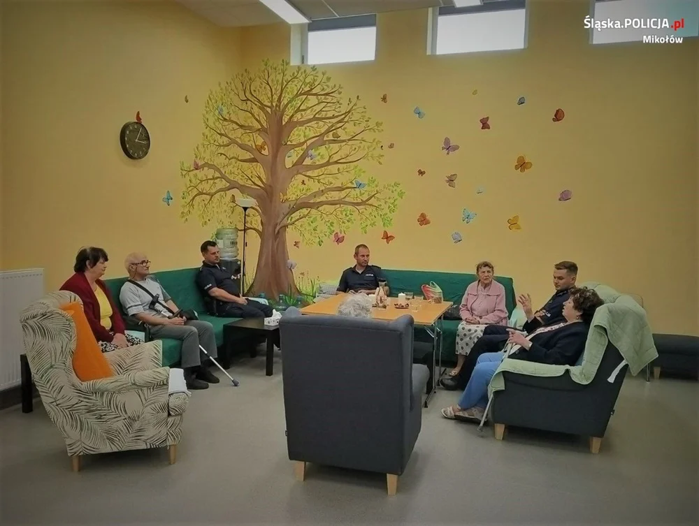 Nie daj się oszukać "na wnuczka". Dzielnicowi edukowali seniorów