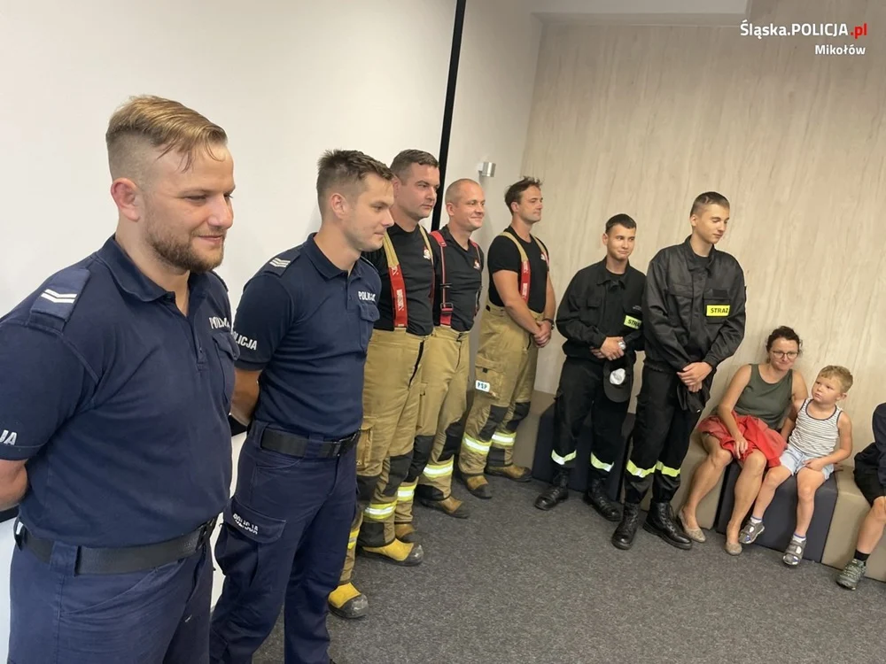 Dzielnicowi z Łazisk Górnych na zajęciach z dziećmi w miejscowej bibliotece
