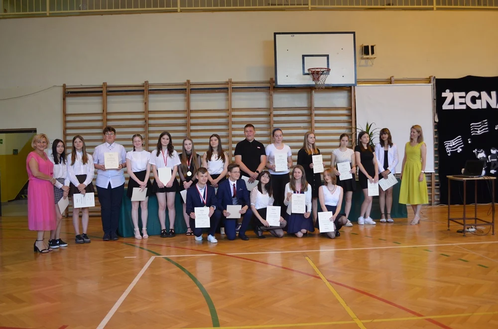 W "trzynastce" odbyło się pożegnanie klas ósmych