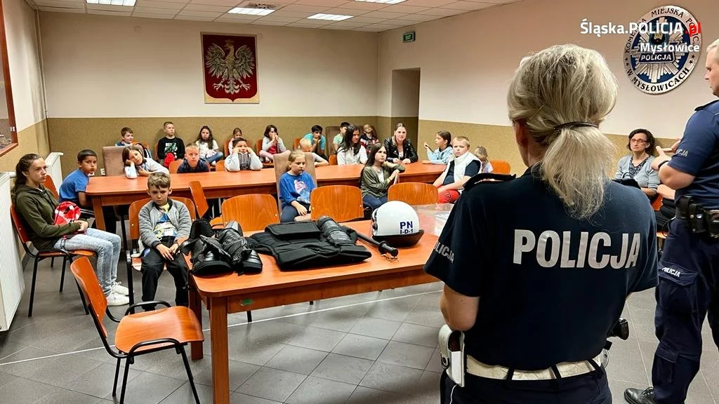 Odwiedziny dzieci w mysłowickiej komendzie