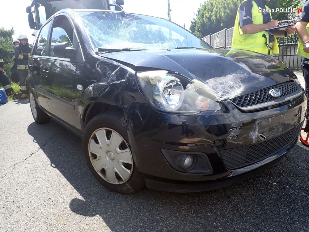 58-latka nie udzieliła pierwszeństwa motocykliście. Doszło do wypadku