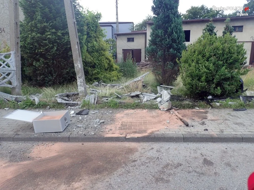 Pijany kierowca z zakazem wjechał w ogrodzenie