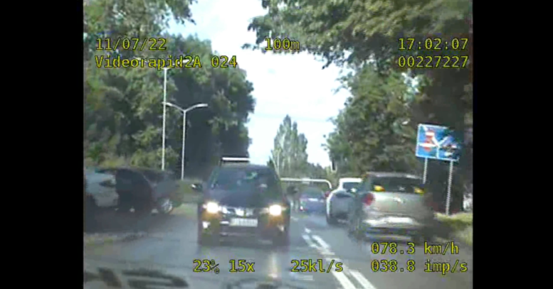 Policyjny konwój z chorym dzieckiem