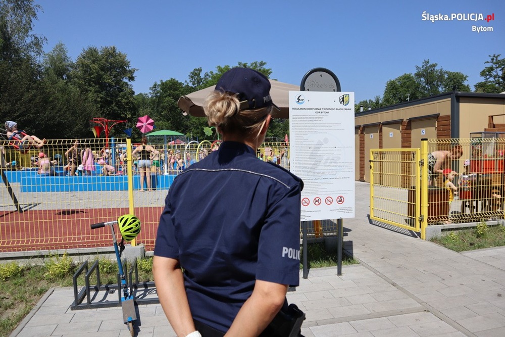 Policjanci odwiedzili dzieci na basenie