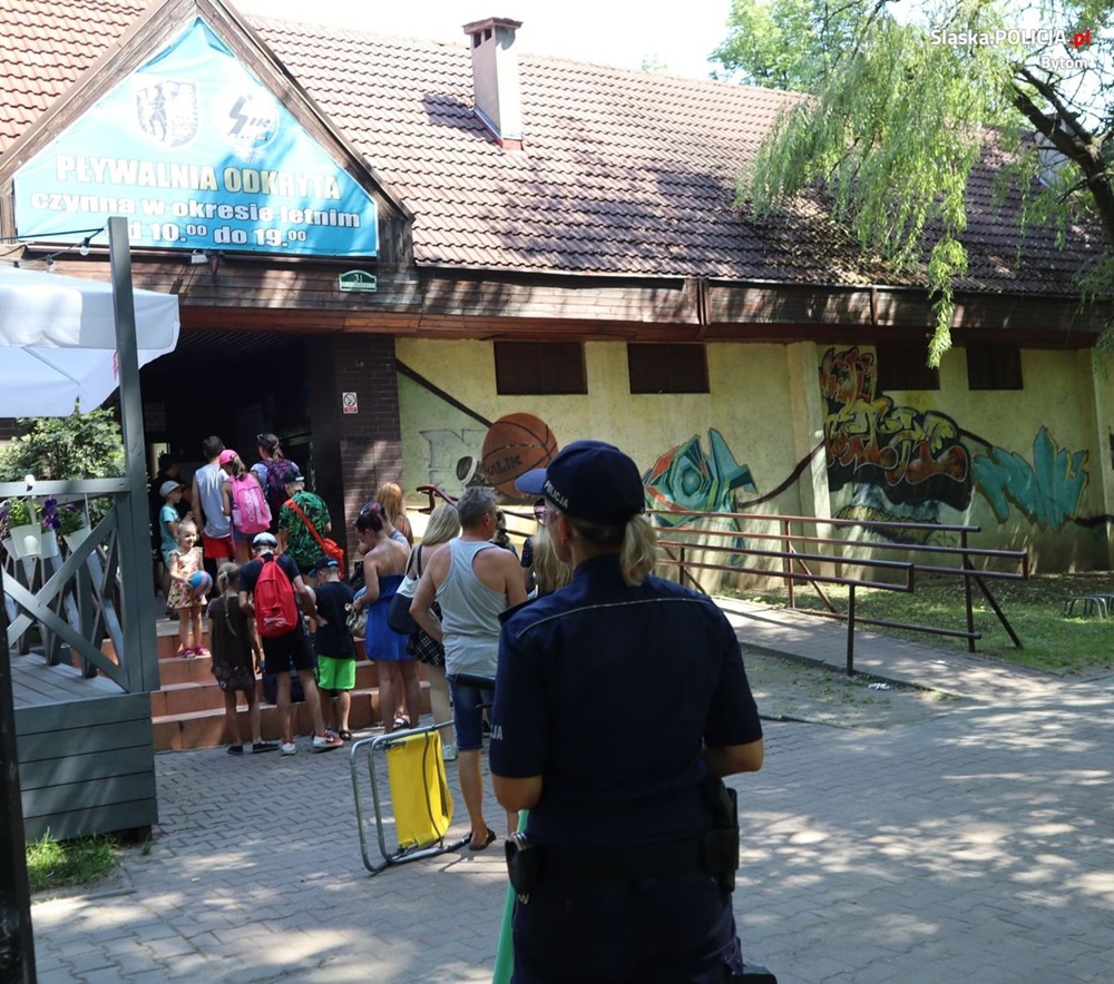 Policjanci odwiedzili dzieci na basenie