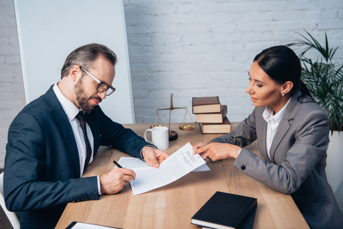 Jakie elementy powinna zawierać polisa turystyczna?