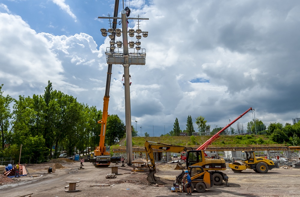 Maszty oświetleniowe na budowie nowego obiektu piłkarskiego Polonii Bytom