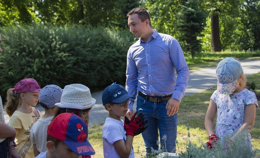 Nowy klomb i łąka kwietna w parku Amendy