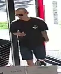 Rozpoznajesz go? Ukradł perfumy w drogerii