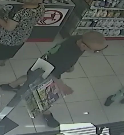 Rozpoznajesz go? Ukradł perfumy w drogerii