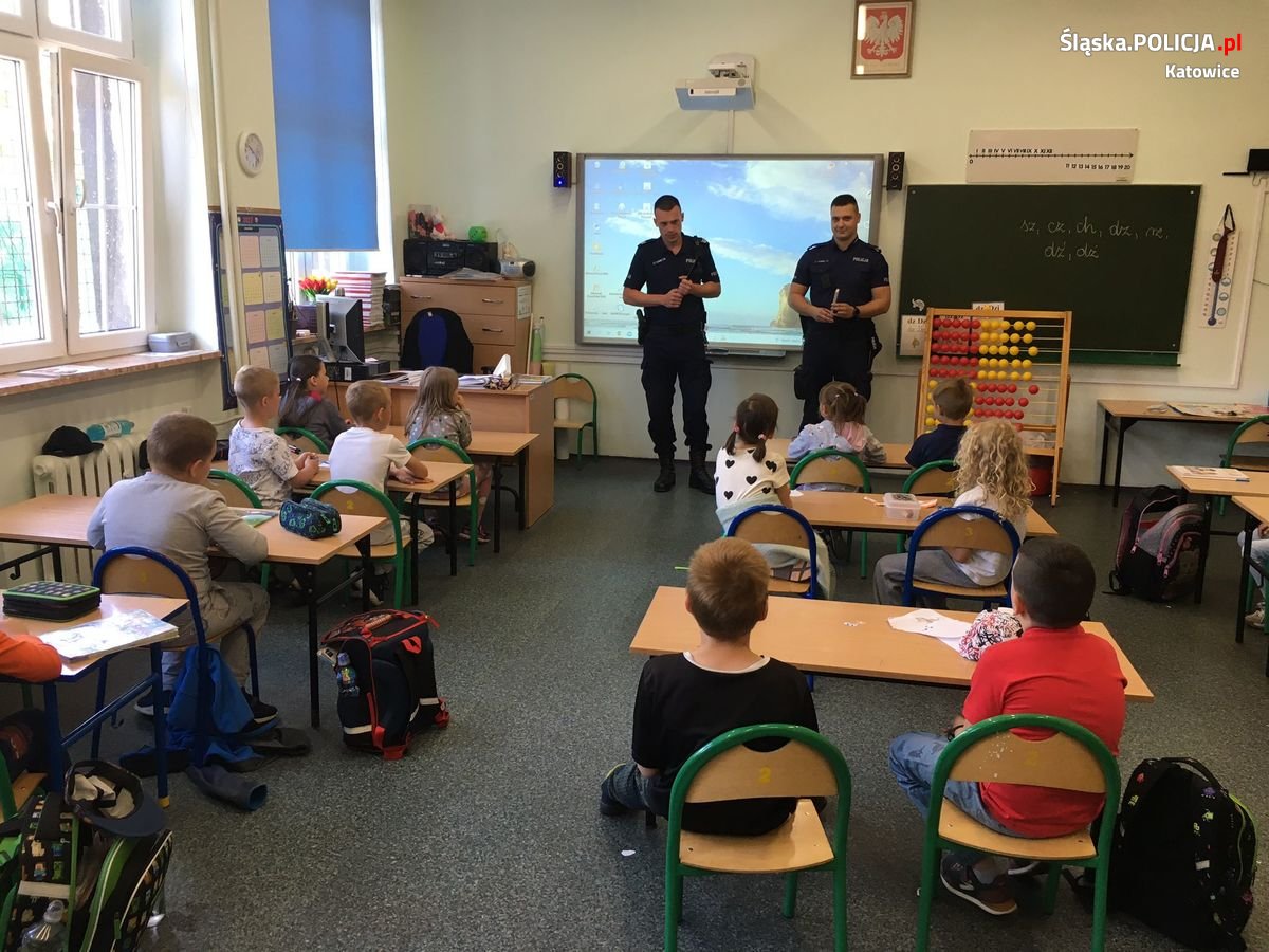 Dzielnicowi z uczniami o bezpieczeństwie w czasie wakacji