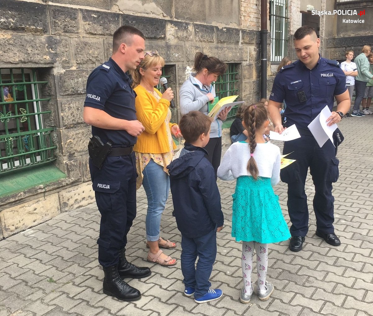 Dzielnicowi z uczniami o bezpieczeństwie w czasie wakacji