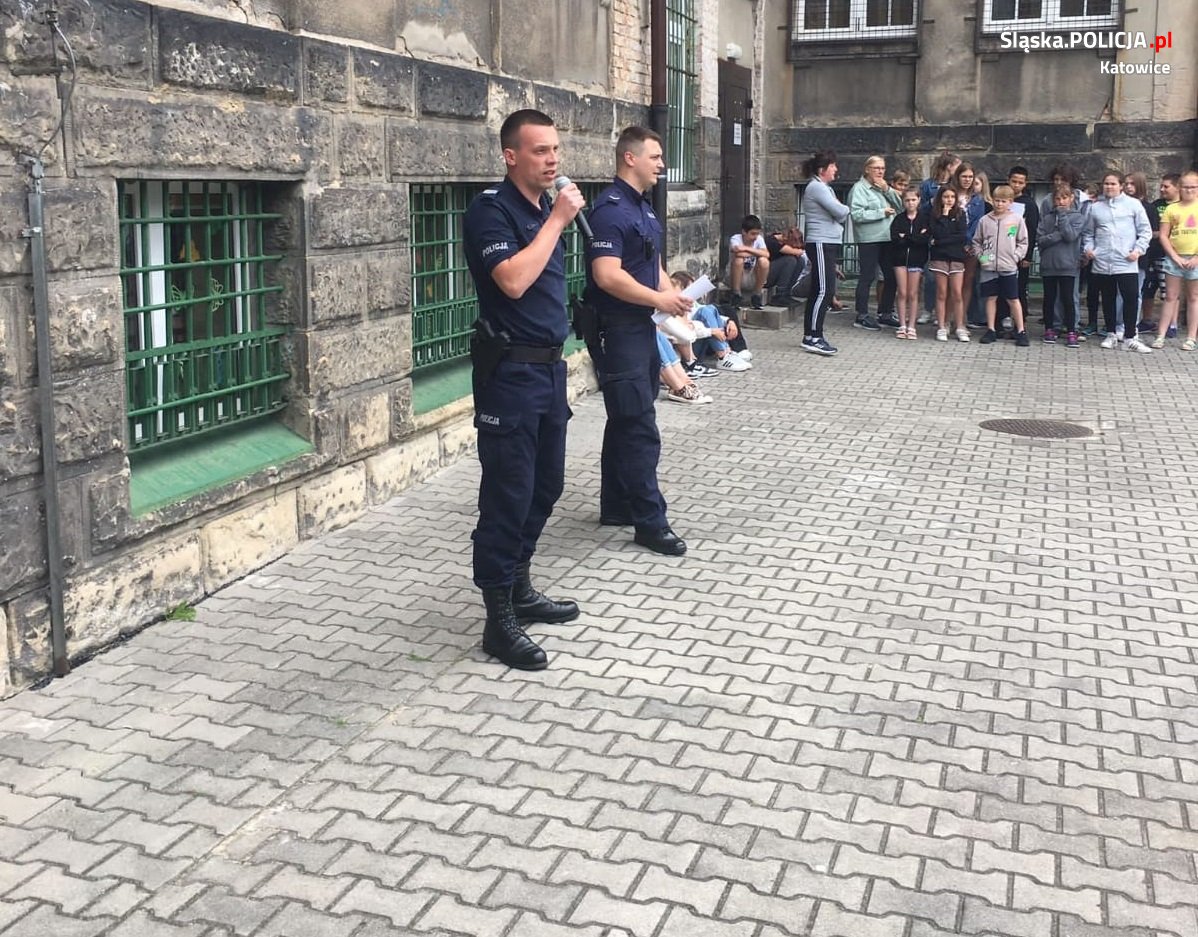 Dzielnicowi z uczniami o bezpieczeństwie w czasie wakacji