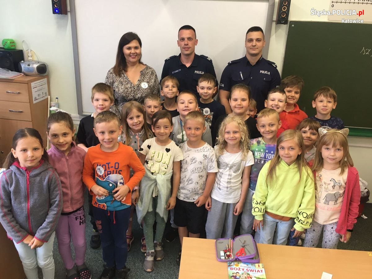 Dzielnicowi z uczniami o bezpieczeństwie w czasie wakacji