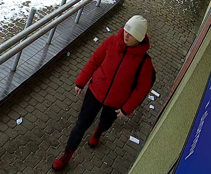 Podejrzewana o płatność cudzą kartą i kradzież pieniędzy z konta. Rozpoznajesz ją?