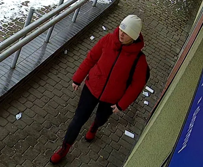 Podejrzewana o płatność cudzą kartą i kradzież pieniędzy z konta. Rozpoznajesz ją?
