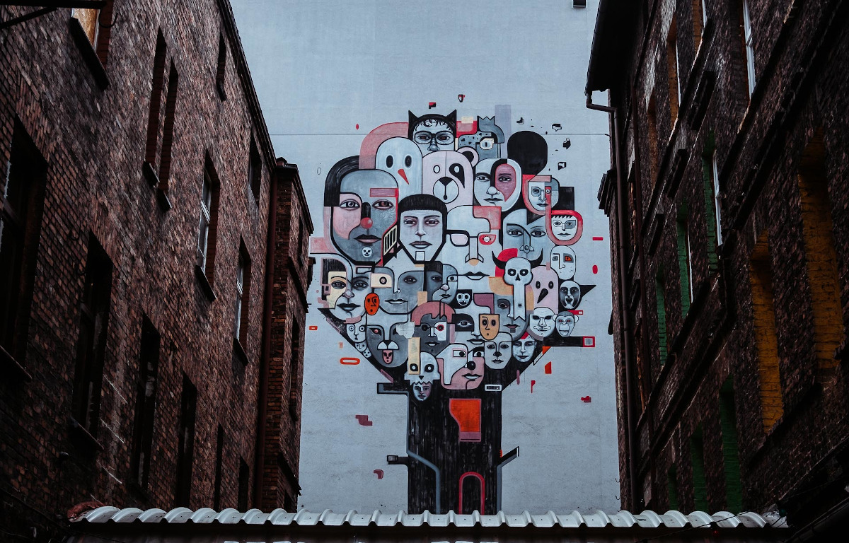 Moderna, murale, neony i blues – wakacyjny cykl spacerów