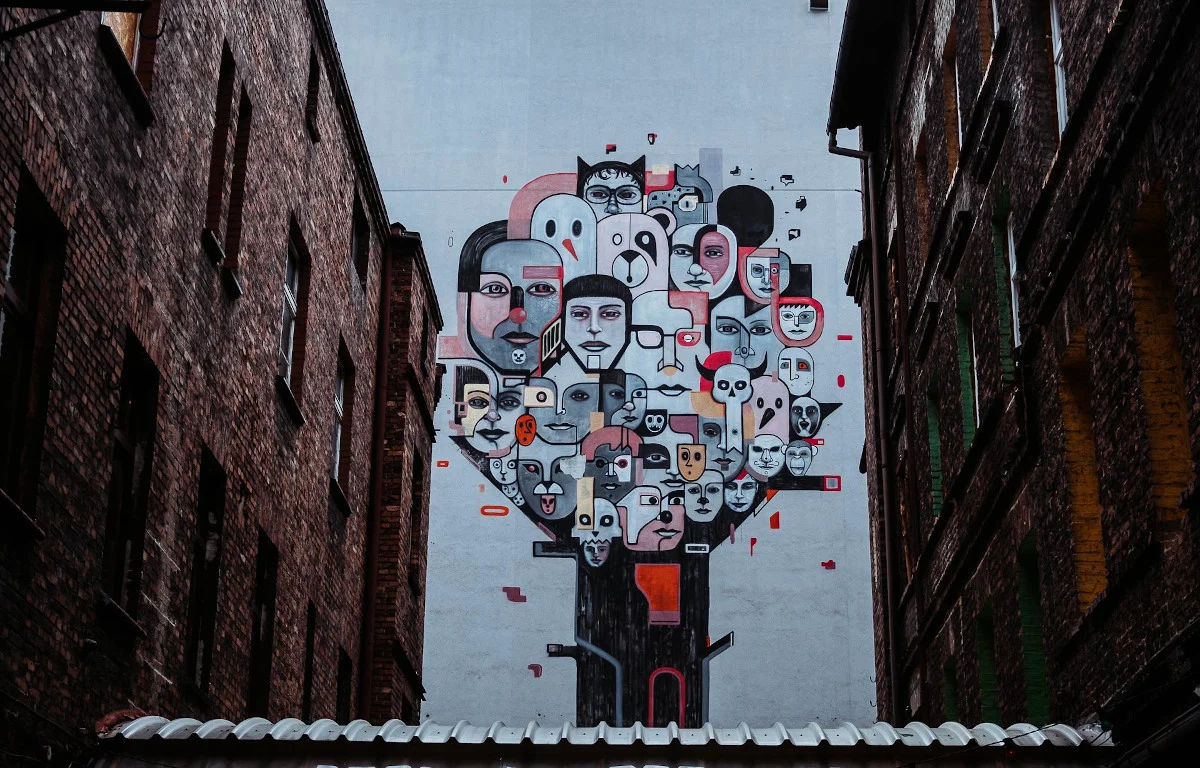 Moderna, murale, neony i blues – wakacyjny cykl spacerów