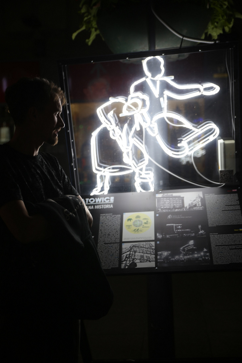 Moderna, murale, neony i blues – wakacyjny cykl spacerów