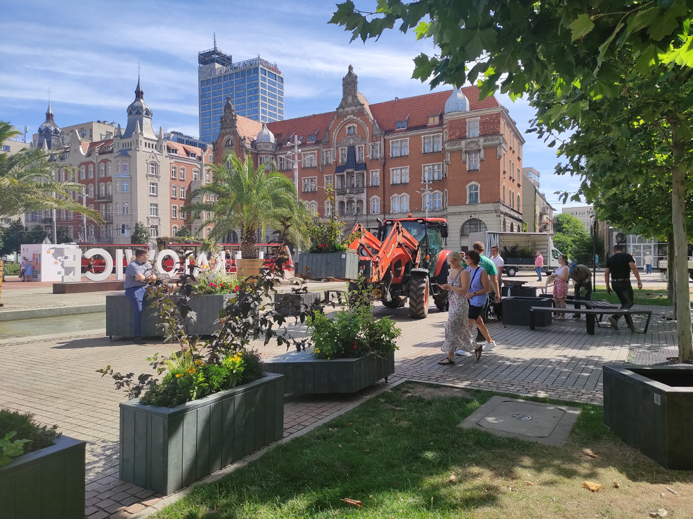 Nad Rawą stanął park kieszonkowy z innowacyjnymi ławkami z tekstyliów