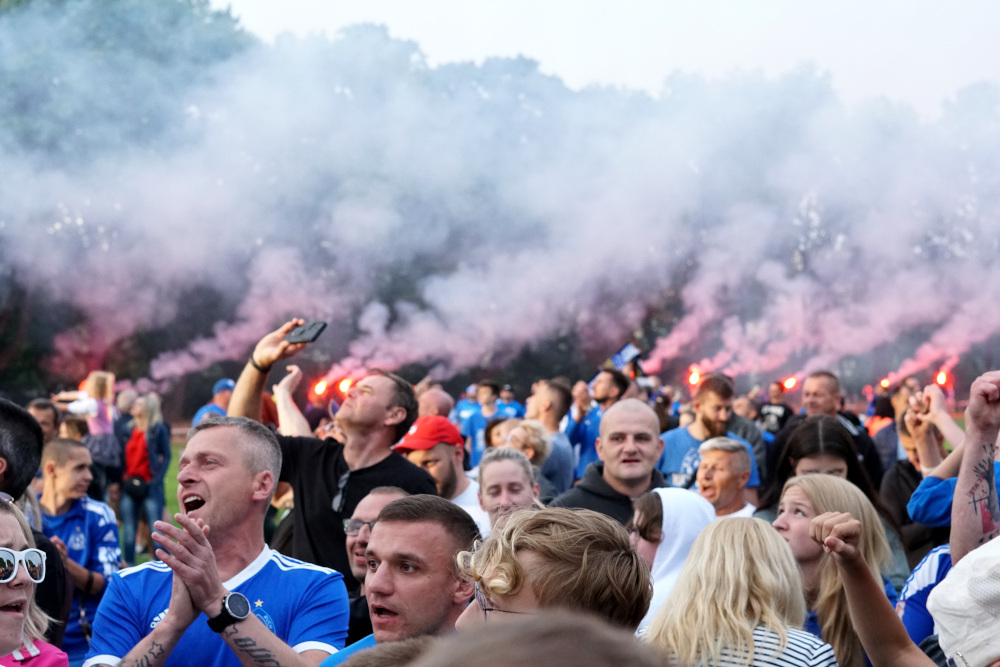 Niebieski Mikołów powitał drużynę Ruchu Chorzów. Mimo pogody było gorąco!