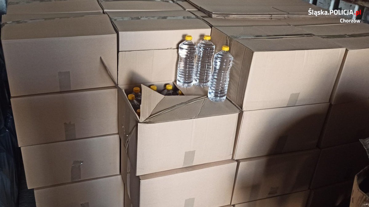 Nielegalny alkohol w rękach policjantów