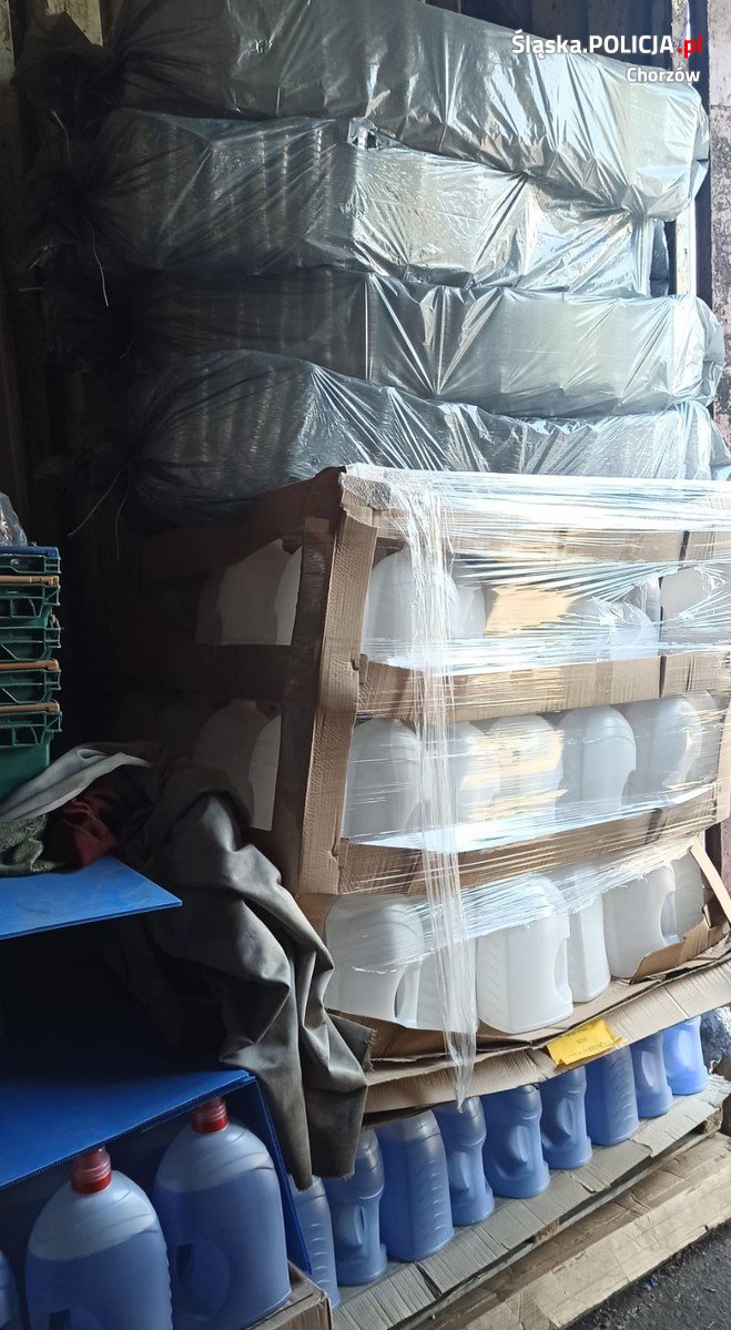 Nielegalny alkohol w rękach policjantów